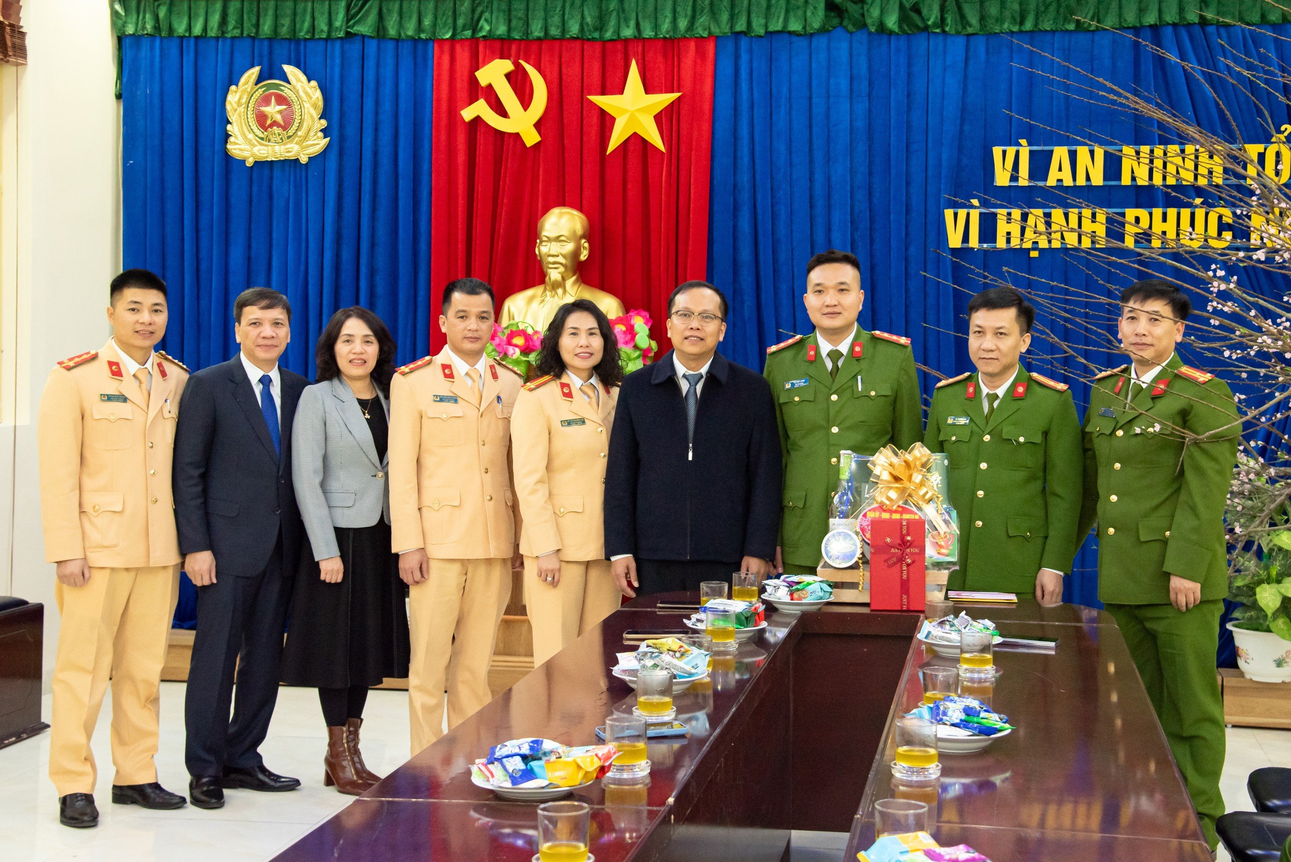 Chủ tịch UBND  quận Ngô Quyền chúc Tết, giao nhiệm vụ cho Đội Cảnh sát giao thông trật tự Công an quận 